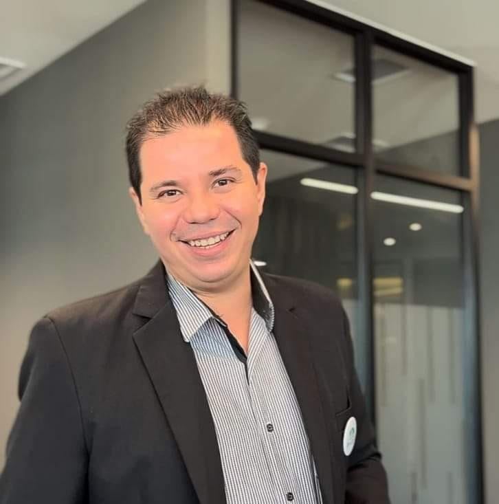 Online Inorganic Chemistry tutor named Roberto