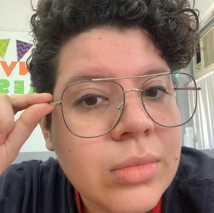 Online Graphic Design tutor named Ana Carla