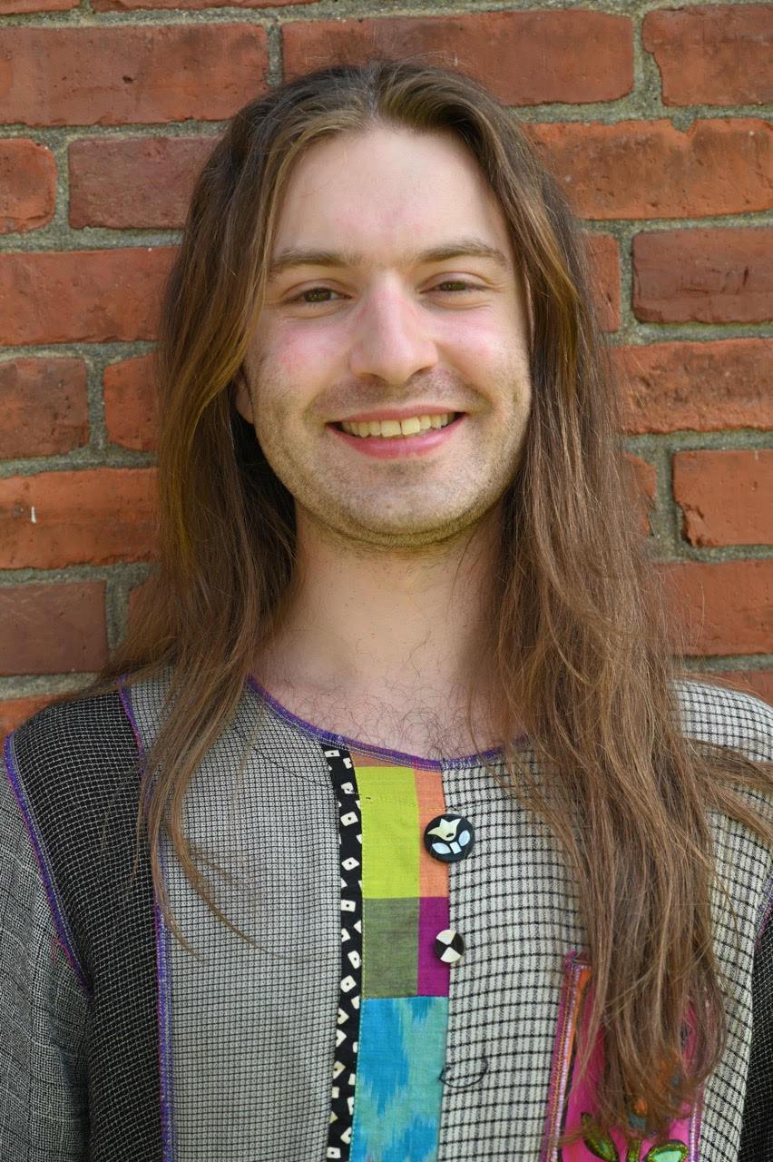 A photo of Eli, a tutor from Dartmouth College