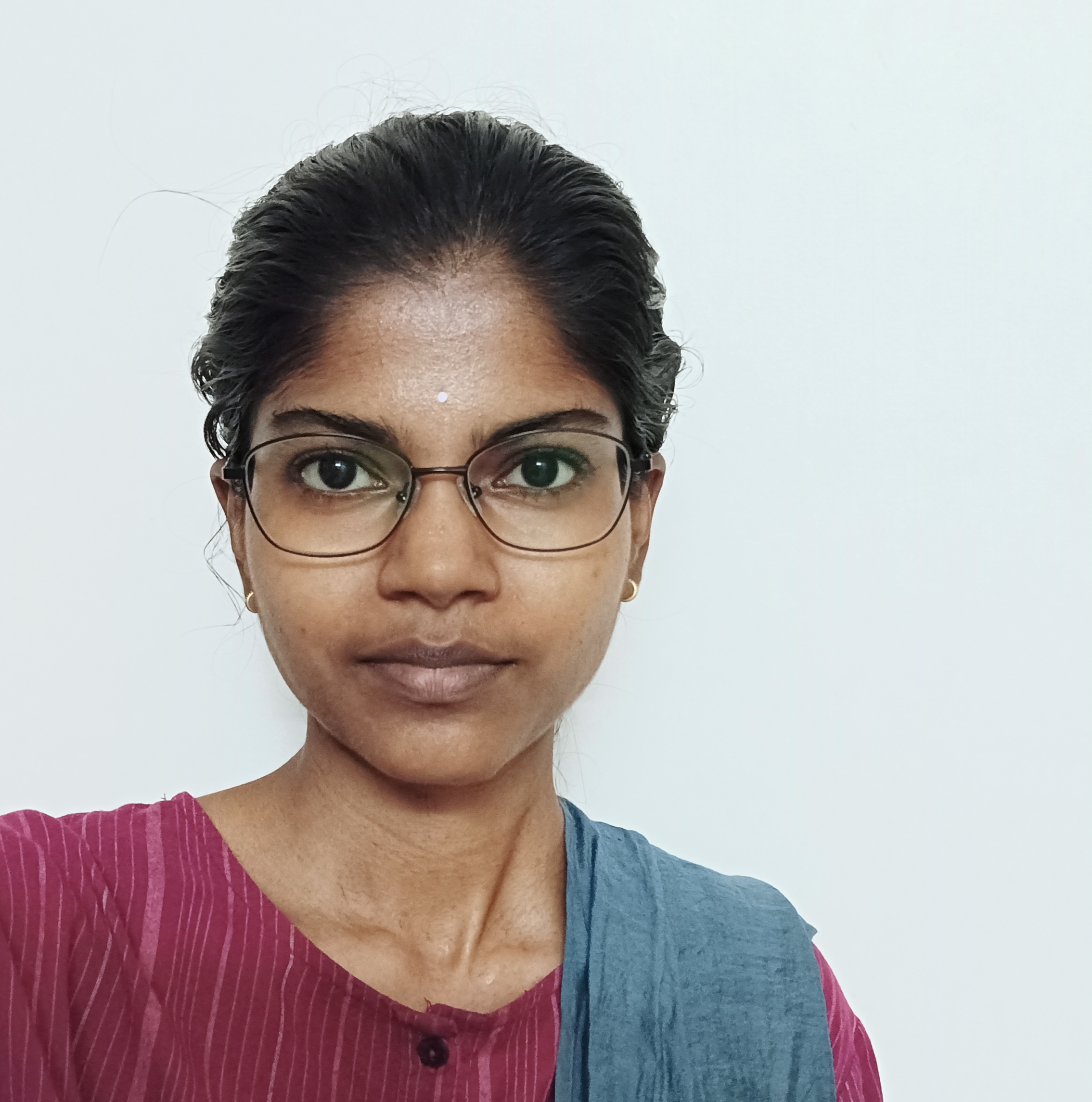 A photo of Elakkia, a tutor from Lady Doak College